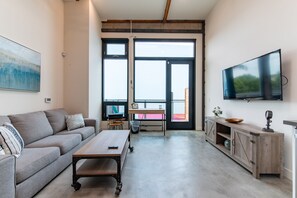 Smart TV - Spacious 2BR ,Family& Pet Friendly, Tesla charging Station on site, Near Disney (Santa Ana)