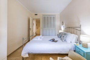 1 slaapkamer, een strijkplank/strijkijzer, gratis wifi, beddengoed