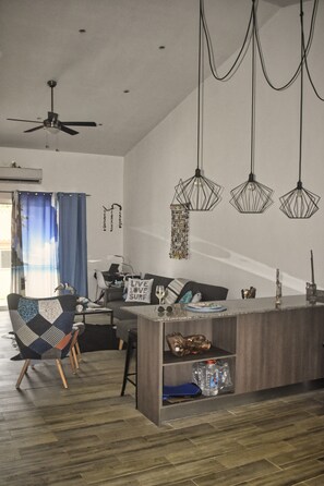 Smart-TV, DVD-spiller, bøker og filmbibliotek