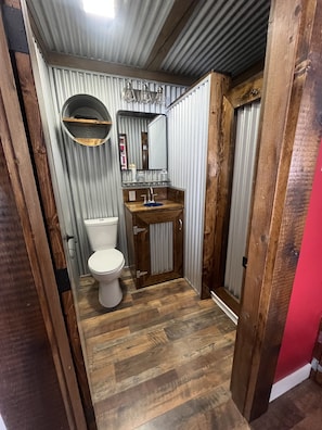 Towels, soap, shampoo, toilet paper