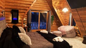 4 bedrooms, desk, iron/ironing board, free WiFi