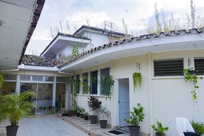 42-inch Smart TV with digital channels - Villa La Casita (Santa Ana)