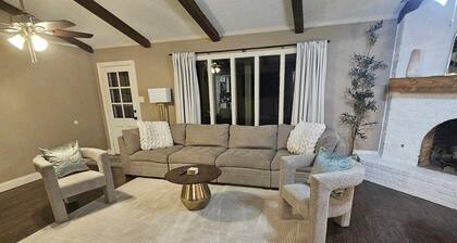 3Bed/2 Ba - Huge Fenced yard - Fast Freeway Access