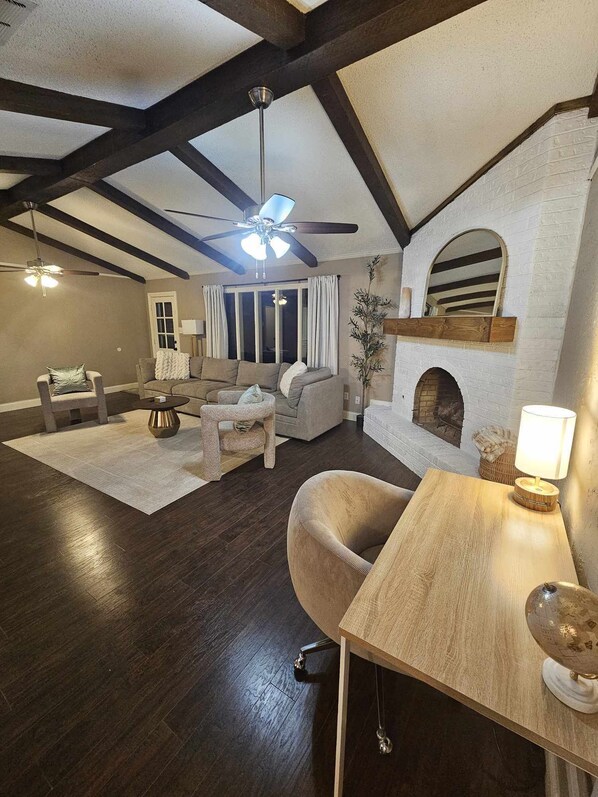 Smart-tv och eldstad