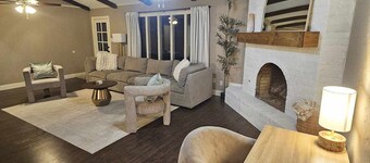 3Bed/2 Ba - Huge Fenced yard - Fast Freeway Access