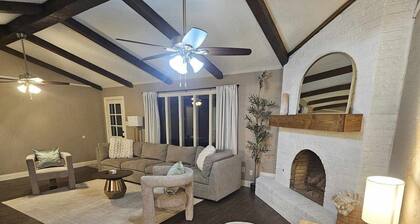3Bed/2 Ba - Huge Fenced yard - Fast Freeway Access