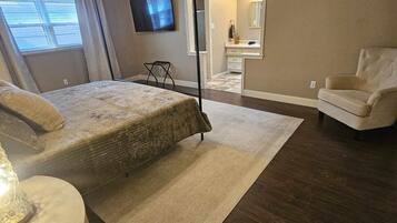 3 habitaciones, escritorio, tabla de planchar con plancha y wifi