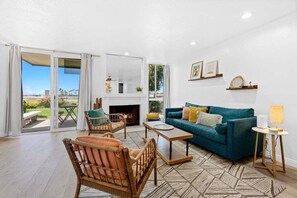 Fernseher, Kamin, Tischfußball, Tischtennisplatte