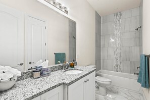 Bañera de hidromasaje, secador de pelo, toallas, jabón