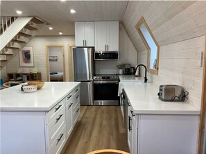 Frigorífico, microondas, horno y placa de cocina