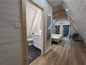 3 chambres, bureau, fer et planche à repasser, lit de bébé portatif