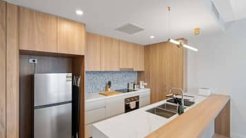 Frigorífico, microondas, horno y placa de cocina