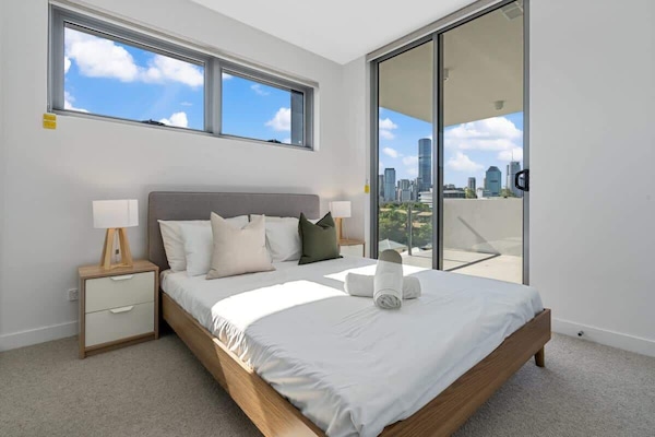 Main bedroom featuring a queen-sized bed.