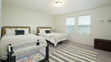 4 bilik tidur, meja, seterika/papan seterika, katil bayi mudah alih