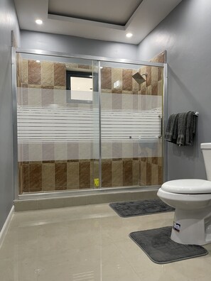 Toallas, jabón y papel higiénico