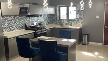 雪櫃、微波爐、焗爐、爐具