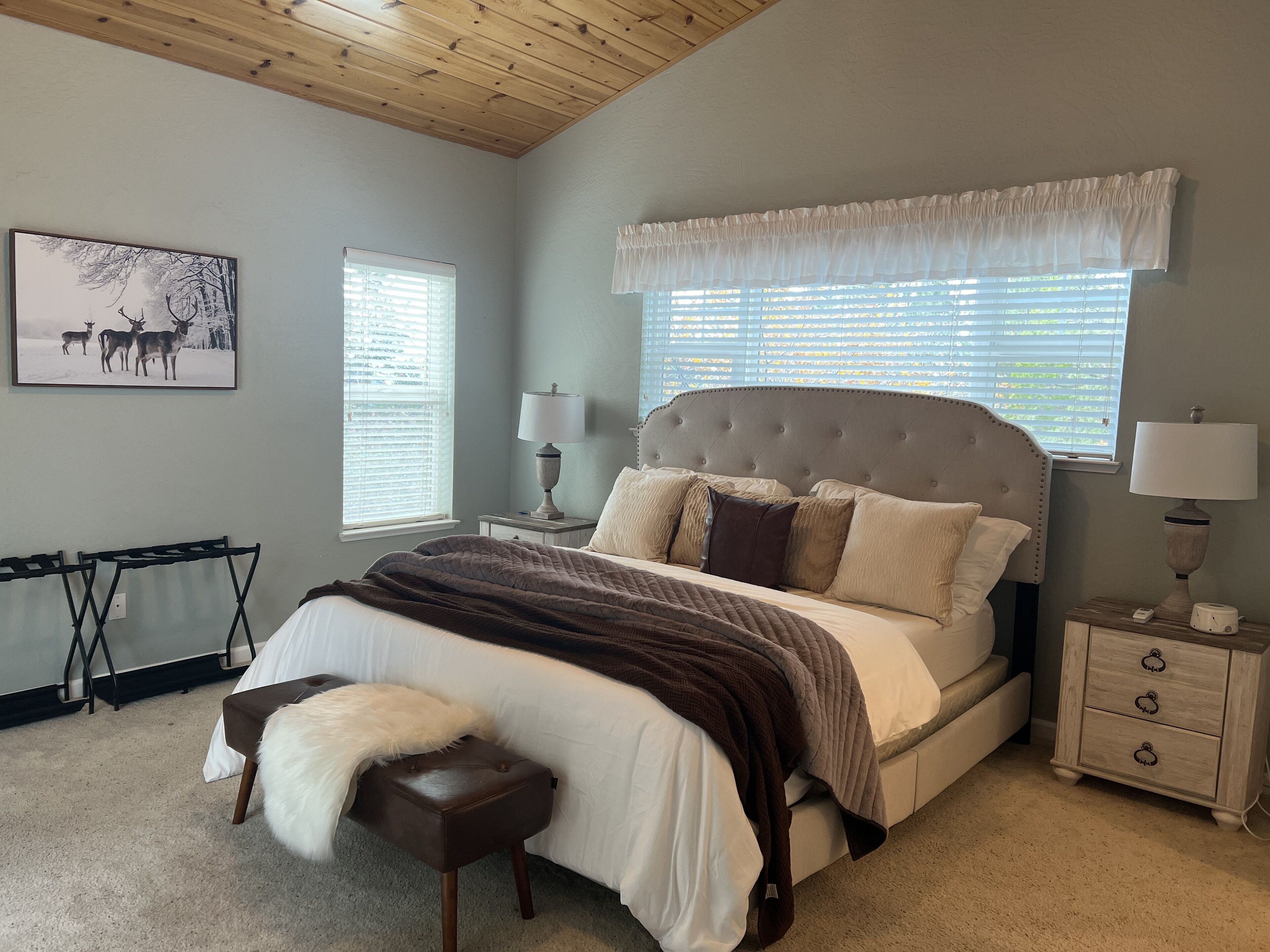 Large Family Vacation Home - Hot Tub, Pool Table, Bball, <1 mi to downtown TH. 