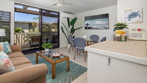 Smart TV - Tropical Bungalow Just Steps From The Ocean With a Sunny Lanai in Kona (Kailua-Kona)