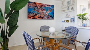 Dining - Tropical Bungalow Just Steps From The Ocean With a Sunny Lanai in Kona (Kailua-Kona)