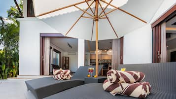 Utendørsbasseng, bassengparasoller og solsenger