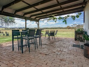 Outdoor dining - Luxury Rustic Cottage in Hunter Valley (Broke)