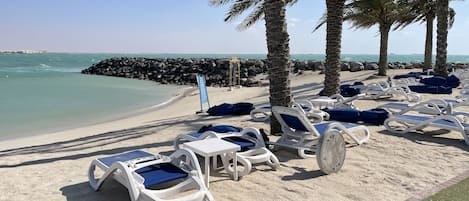 Plage, chaises longues, serviettes de plage