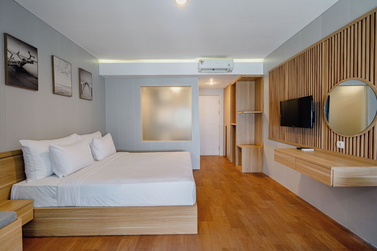 Studio Superior | Brankas, ruang kerja ramah laptop, Wi-Fi gratis, dan seprai linen