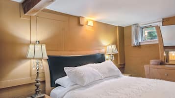 1 bedroom, desk, iron/ironing board, WiFi