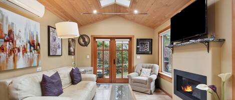 Télévision, cheminée, livres