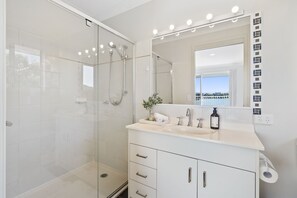 Dusche, Haartrockner, Handtücher, Seife