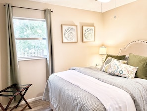 4 bedrooms, WiFi, bed sheets - Floridian 4 bedroom home, sleeps 7, walk to downtown (Mount Dora)