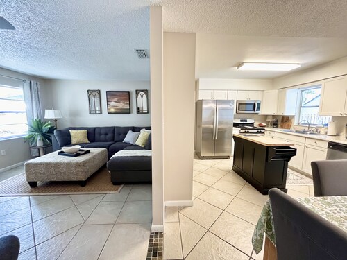 Floridian 4 bedroom home, sleeps 7, walk to downtown