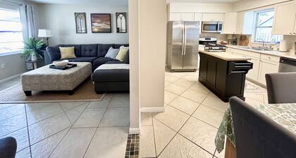 Floridian 4 bedroom home, sleeps 7, walk to downtown