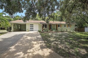Exterior - Floridian 4 bedroom home, sleeps 7, walk to downtown (Mount Dora)