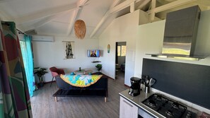 Junior bungalow, 2 slaapkamers | Woonruimte | Een 42-inch ledtelevisie met satellietzenders