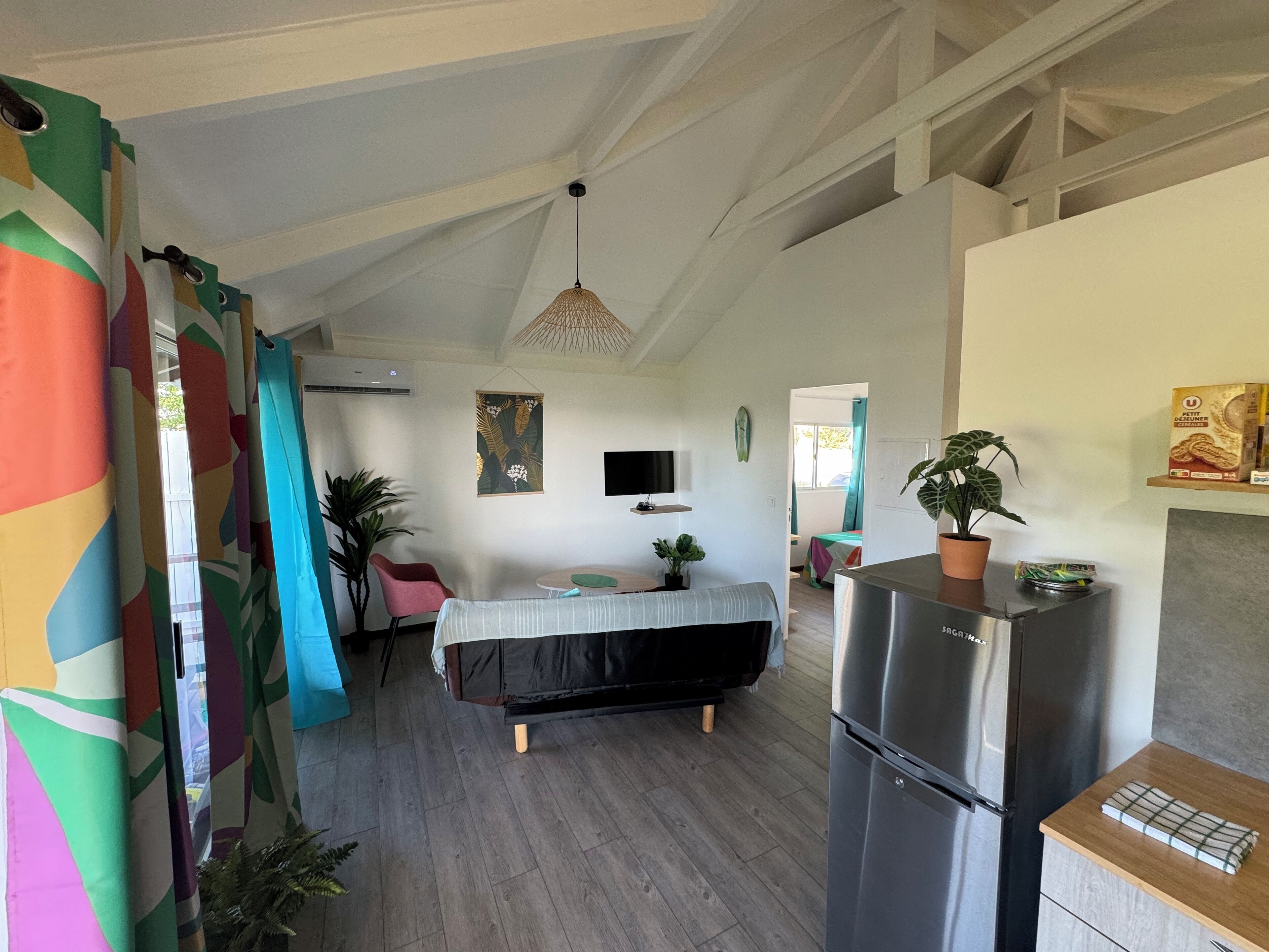Standard-Bungalow, 2 Schlafzimmer | Wohnbereich | 42-Zoll-LED-Fernseher mit Satellitenempfang
