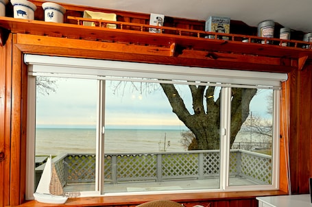 Interior. The Blue Lagoon is a cozy cottage with lake view near Niagara falls & Olcott
