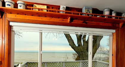 The Blue Lagoon is a cozy cottage with lake view near Niagara falls & Olcott