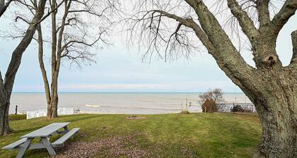 The Blue Lagoon is a cozy cottage with lake view near Niagara falls & Olcott