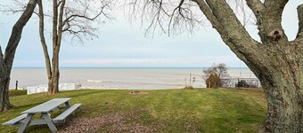 The Blue Lagoon is a cozy cottage with lake view near Niagara falls & Olcott