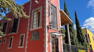 Vista frontal de la propiedad