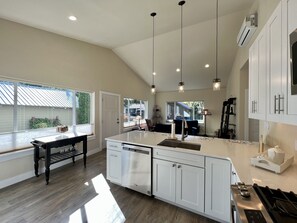 冰箱、微波炉、烤箱、炉灶