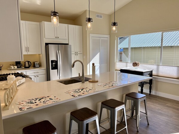 ثلاجة، ميكروويف، فرن، موقد طهي مسطح