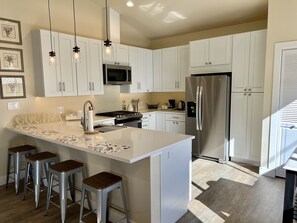 Réfrigérateur, micro-ondes, four, plaque de cuisson