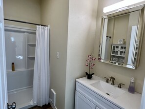 تجهيزات دش، مجففات شعر، مناشف، صابون