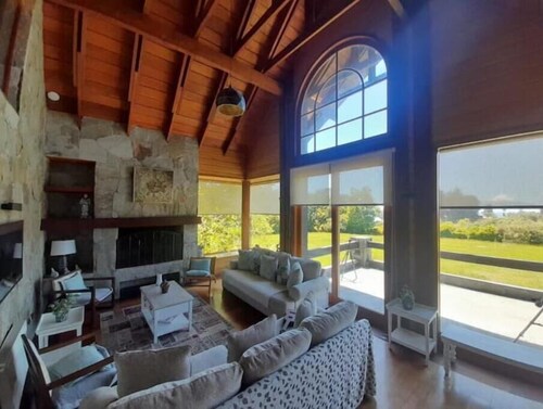 Impresionante Casa con Vista al Lago y Volcanes