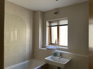Séchoir à cheveux, serviettes fournies