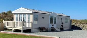 Chalet Sleeps 4 Near Cymyran Beach
