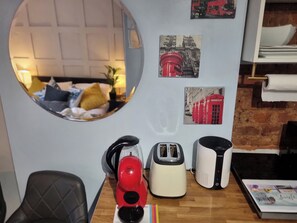 Iron/ironing board, WiFi, bed sheets - Charming 1-Bed Studio, parking, kitchen,WiFi (Hampton)
