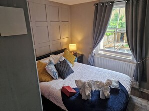 Iron/ironing board, WiFi, bed sheets - Charming 1-Bed Studio, parking, kitchen,WiFi (Hampton)